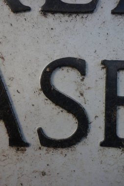 Sıkıntılı Durum Tipografisi ile Yazılan Harf Bulundu