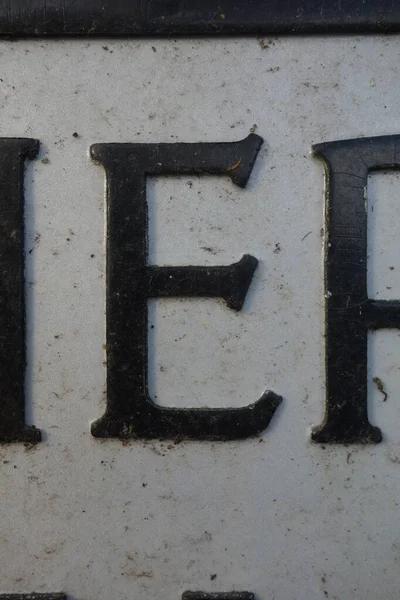 Sıkıntılı Durum Tipografisi ile Yazılan Harf Bulundu