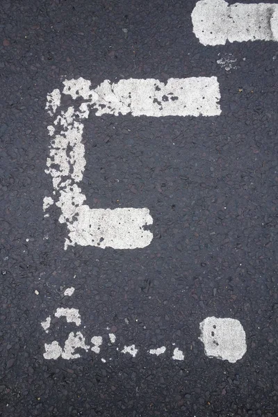 Sıkıntılı Durum Tipografisi ile Yazılan Harf Bulundu