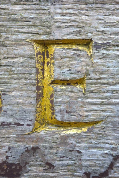 Sıkıntılı Durum Tipografisi ile Yazılan Harf Bulundu