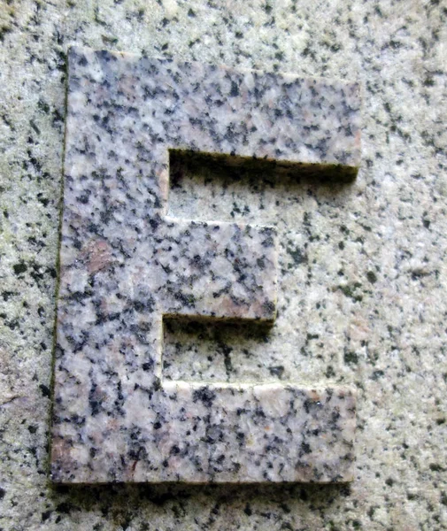 Sıkıntılı Durum Tipografisi ile Yazılan Harf Bulundu