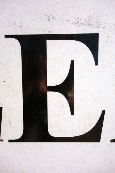 Sıkıntılı Durum Tipografisi ile Yazılan Harf Bulundu