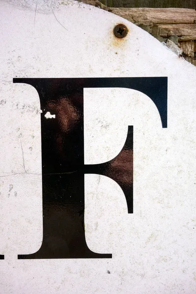 Sıkıntılı Durum Tipografisi ile Yazılan Harf Bulundu