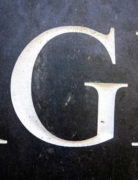 Sıkıntılı Durum Tipografisi ile Yazılan Harf Bulundu