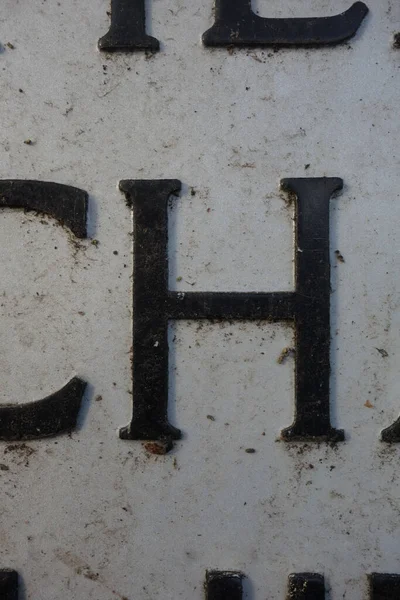 Sıkıntılı Durum Tipografisi ile Yazılan Harf Bulundu