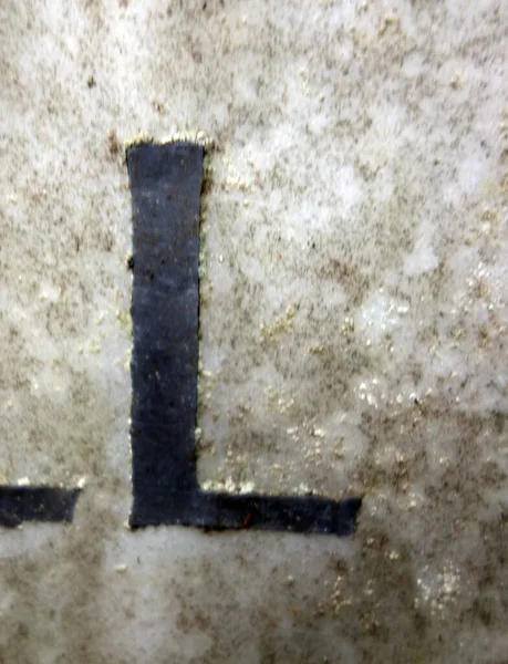 Sıkıntılı Durum Tipografisi ile Yazılan Harf Bulundu