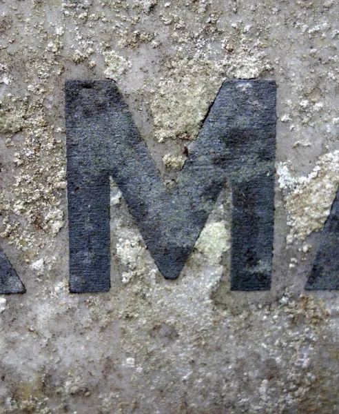 Sıkıntılı Durum Tipografisi ile Yazılan Harf Bulundu