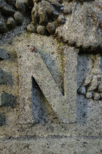 Sıkıntılı Durum Tipografisi ile Yazılan Harf Bulundu