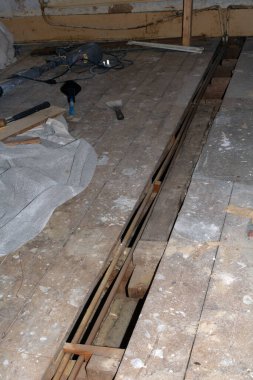 Yukarı Çekilen Döşeme Gösterme Boru ve Etek Kirleme