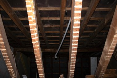 Çatı ve kirişleri gösteren soyulmuş tavan kirişleri ve çatıyı gösteriyor.