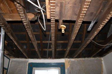 Çatı ve kirişleri gösteren soyulmuş tavan kirişleri ve çatıyı gösteriyor.