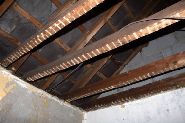 Çatı ve kirişleri gösteren soyulmuş tavan kirişleri ve çatıyı gösteriyor.
