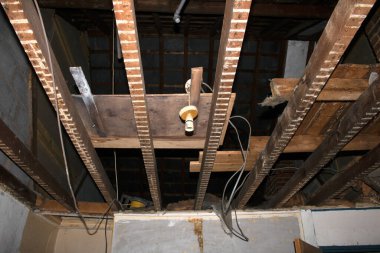 Çatı ve kirişleri gösteren soyulmuş tavan kirişleri ve çatıyı gösteriyor.