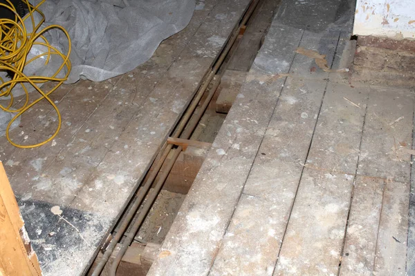 Yukarı Çekilen Döşeme Gösterme Boru ve Etek Kirleme