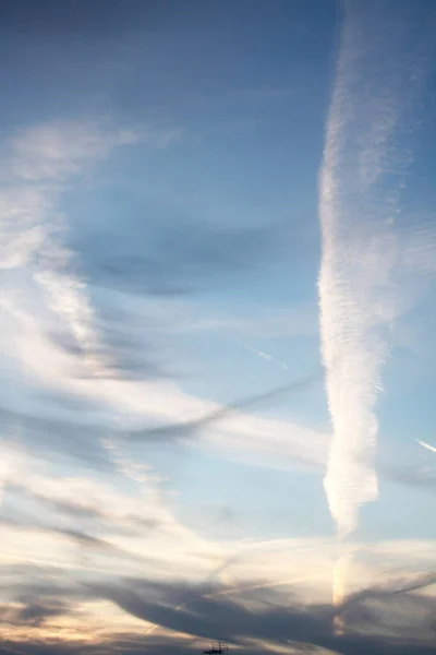 Λευκά Σύννεφα Και Γραμμές Πτήσης Μπλε Ουρανό Ομίχλη — Φωτογραφία Αρχείου