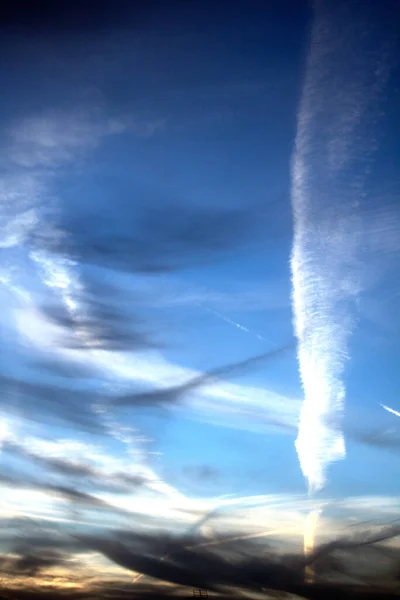Λευκά Σύννεφα Και Γραμμές Πτήσης Μπλε Ουρανό Ομίχλη — Φωτογραφία Αρχείου
