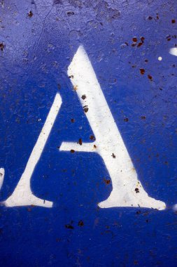 Sıkıntılı Durum Tipografisi ile Yazılan Harf Bulundu