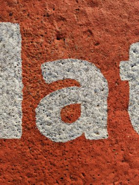 Sıkıntılı Durum Tipografisi ile Yazılan Harf Bulundu