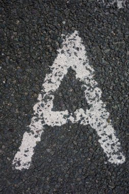 Sıkıntılı Durum Tipografisi ile Yazılan Harf Bulundu