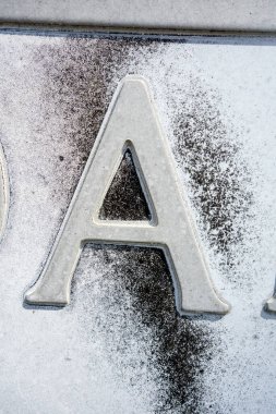 Sıkıntılı Durum Tipografisi ile Yazılan Harf Bulundu