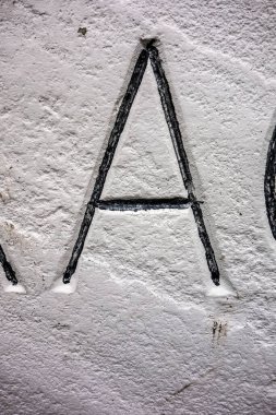 Sıkıntılı Durum Tipografisi ile Yazılan Harf Bulundu