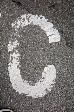 Sıkıntılı Durum Tipografisi ile Yazılan Harf Bulundu