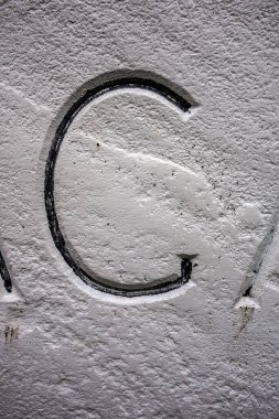 Sıkıntılı Durum Tipografisi ile Yazılan Harf Bulundu