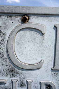 Sıkıntılı Durum Tipografisi ile Yazılan Harf Bulundu