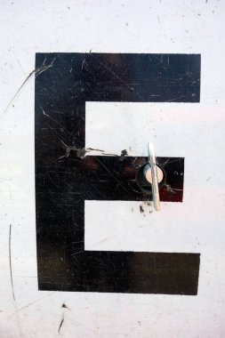 Sıkıntılı Durum Tipografisi ile Yazılan Harf Bulundu