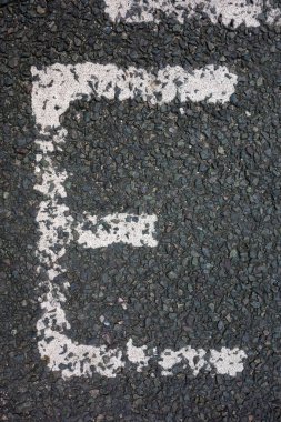 Sıkıntılı Durum Tipografisi ile Yazılan Harf Bulundu