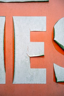 Sıkıntılı Durum Tipografisi ile Yazılan Harf Bulundu