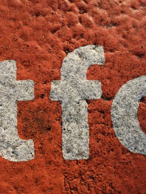 Sıkıntılı Durum Tipografisi ile Yazılan Harf Bulundu