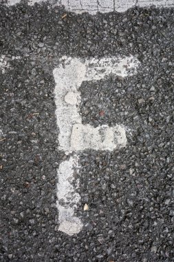 Sıkıntılı Durum Tipografisi ile Yazılan Harf Bulundu