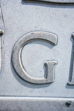 Sıkıntılı Durum Tipografisi ile Yazılan Harf Bulundu