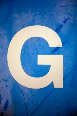 Sıkıntılı Durum Tipografisi ile Yazılan Harf Bulundu