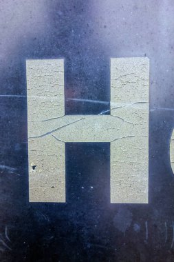 Sıkıntılı Durum Tipografisi ile Yazılan Harf Bulundu