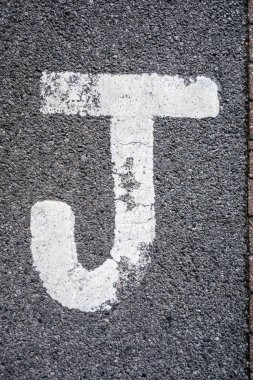 Sıkıntılı Durum Tipografisi ile Yazılan Harf Bulundu