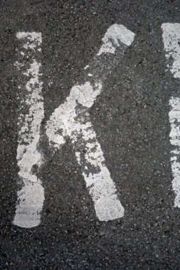 Sıkıntılı Durum Tipografisi ile Yazılan Harf Bulundu