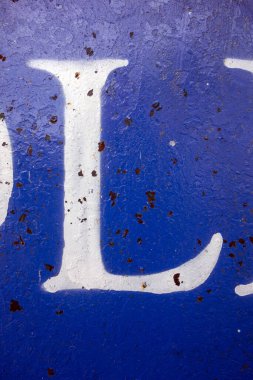 Sıkıntılı Durum Tipografisi ile Yazılan Harf Bulundu