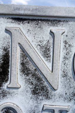 Sıkıntılı Durum Tipografisi ile Yazılan Harf Bulundu