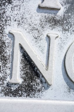 Sıkıntılı Durum Tipografisi ile Yazılan Harf Bulundu