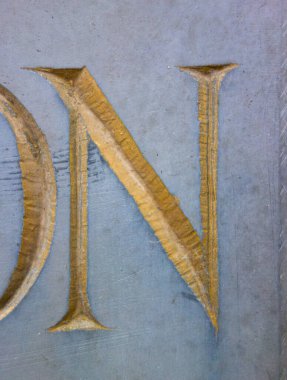 Sıkıntılı Durum Tipografisi ile Yazılan Harf Bulundu