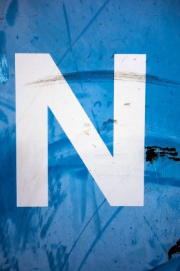 Sıkıntılı Durum Tipografisi ile Yazılan Harf Bulundu