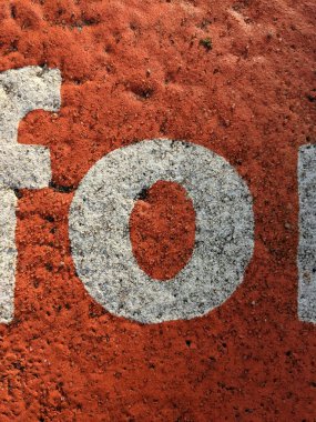 Sıkıntılı Durum Tipografisi ile Yazılan Harf Bulundu