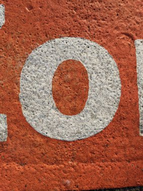 Sıkıntılı Durum Tipografisi ile Yazılan Harf Bulundu