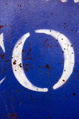 Sıkıntılı Durum Tipografisi ile Yazılan Harf Bulundu