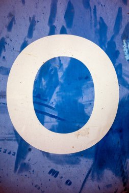 Sıkıntılı Durum Tipografisi ile Yazılan Harf Bulundu