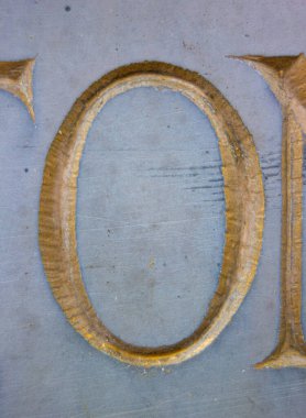 Sıkıntılı Durum Tipografisi ile Yazılan Harf Bulundu