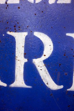 Sıkıntılı Durum Tipografisi ile Yazılan Harf Bulundu