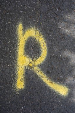 Sıkıntılı Durum Tipografisi ile Yazılan Harf Bulundu